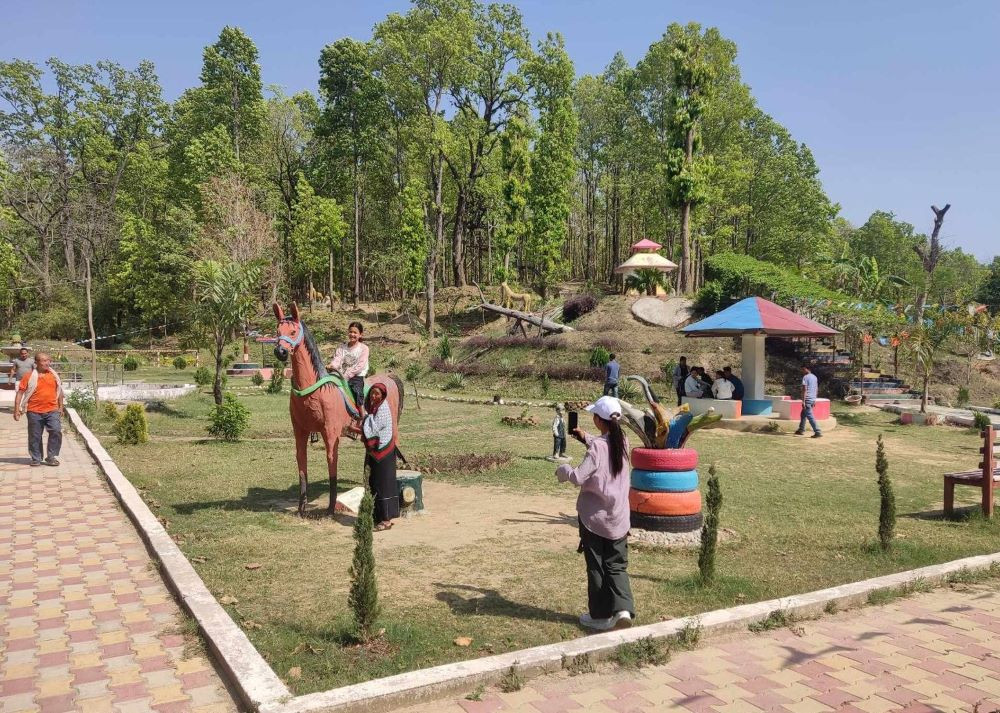 वनमा ‘कुलपानी हरित उद्यान’ बनाएपछि आन्तरिक पर्यटकको घुइँचो
